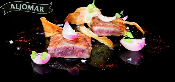 Secreto Ibérico con curry rojo, cebolletas en vinagre y chips de patata