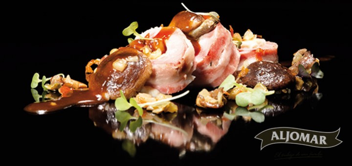 Solomillo Ibérico Albardado en Panceta Ibérica, con salsa de miel y romero y menestra de setas
