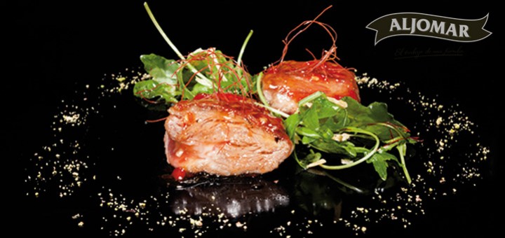Pluma Ibérica con salsa de chiles y ensalada de rúcula con pistachos