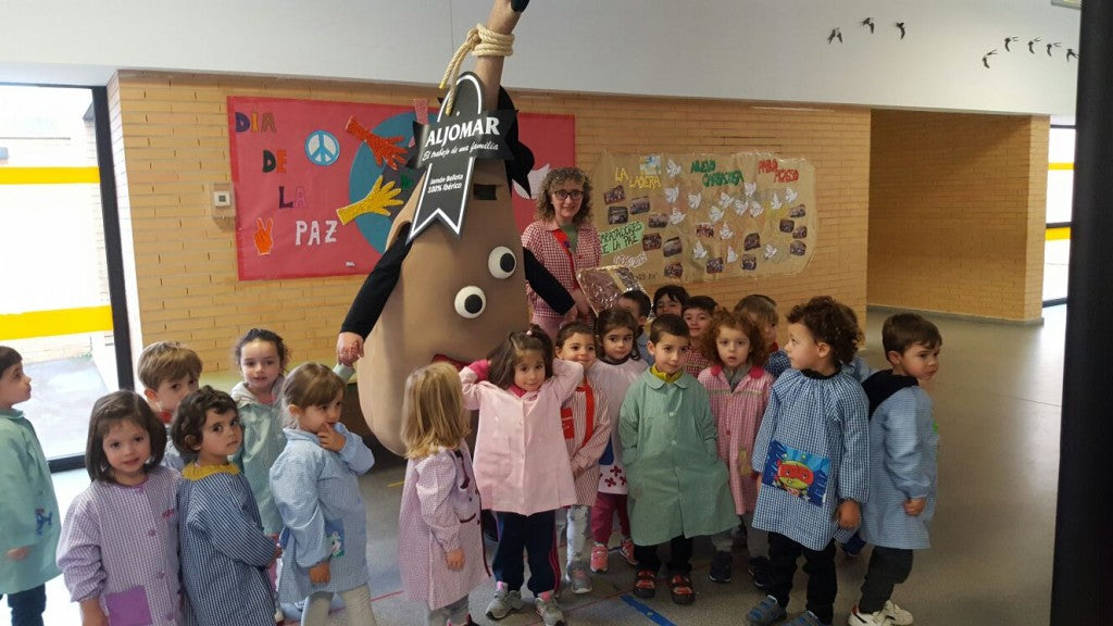 Nuestra mascota cautiva a los niños del colegio La Ladera de Carbajosa