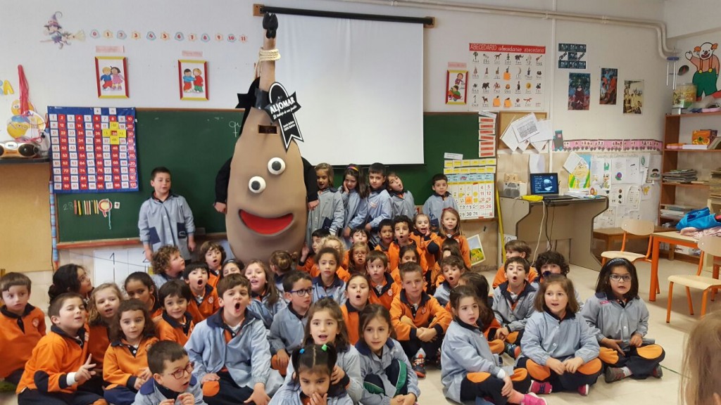 Nuestra mascota visita a los niños del colegio Las Siervas de San José