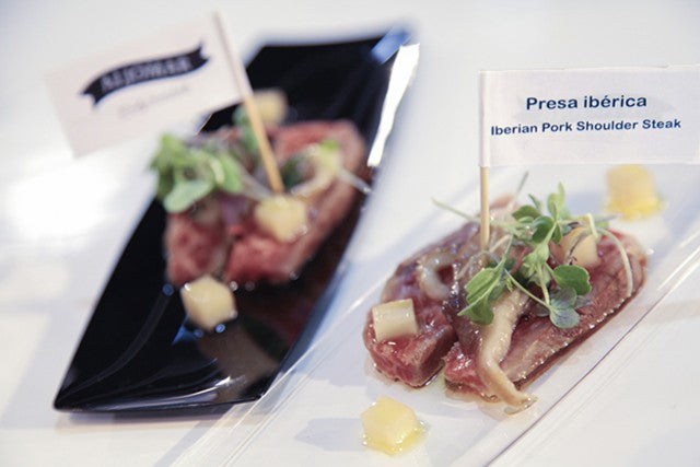 Tataki de presa iberica de bellota con shitake y apionabo escabechado