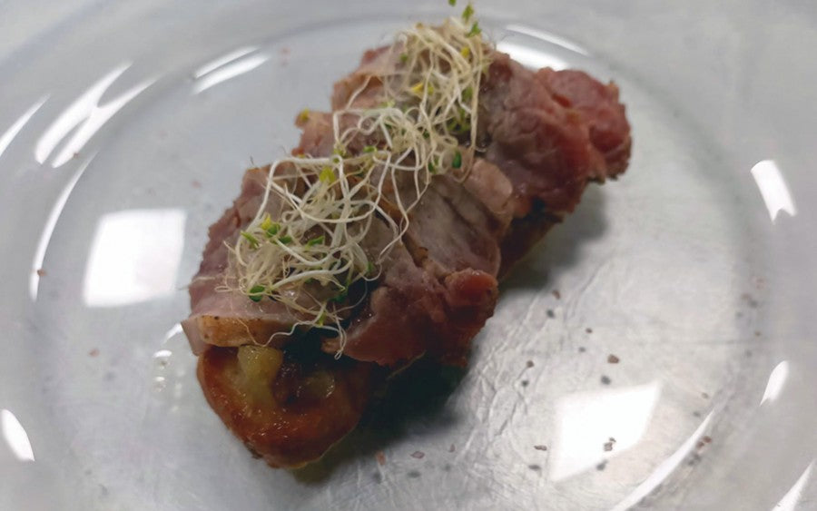 Brioche con solomillo ibérico de Aljomar con cebolla dulce y pasas