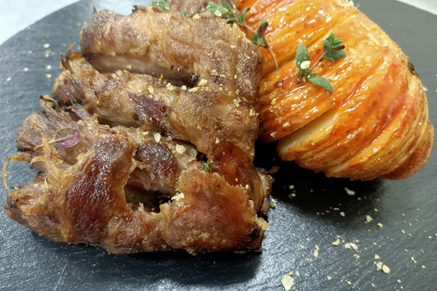 Costilla ibérica de Aljomar con patata brava al tomillo