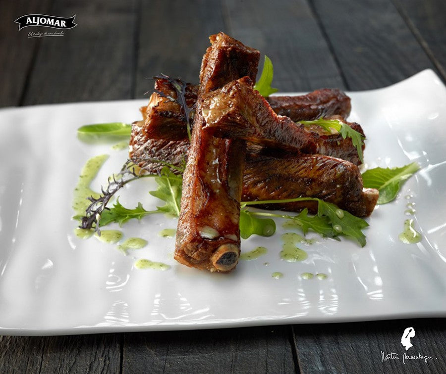 Costillas de cerdo ibérico Aljomar con salsa de perejil y limón