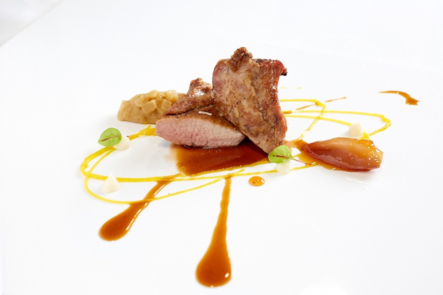 Secreto ibérico con mermelada de hinojo y manzana y crema amarga de limón