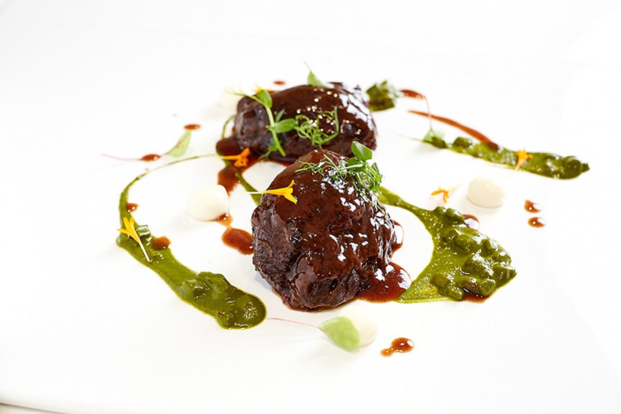 Carrillera de Cerdo Ibérico con ñoquis de mozzarella y clorofila de acelga