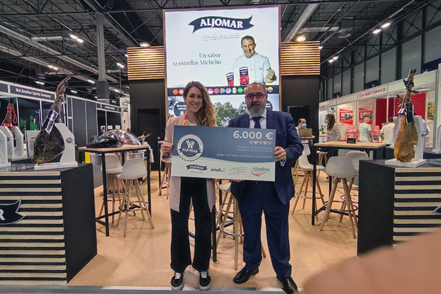 Aljomar dona un cheque solidario de 6.000 euros a la Fundación Aladina