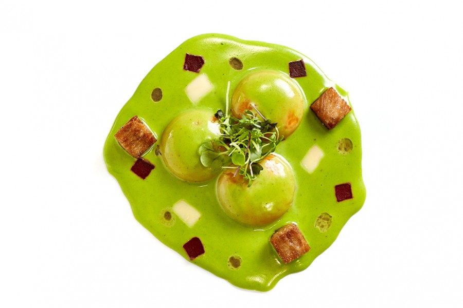 Yema de huevo de corral bañada con carbonara de hierbas y torrezno de papada