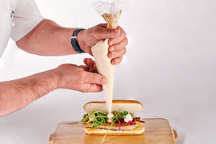 Bocadillo de Pan Brioche con Secreto de 1º Aljomar, mayonesa de Kimchi y encurti