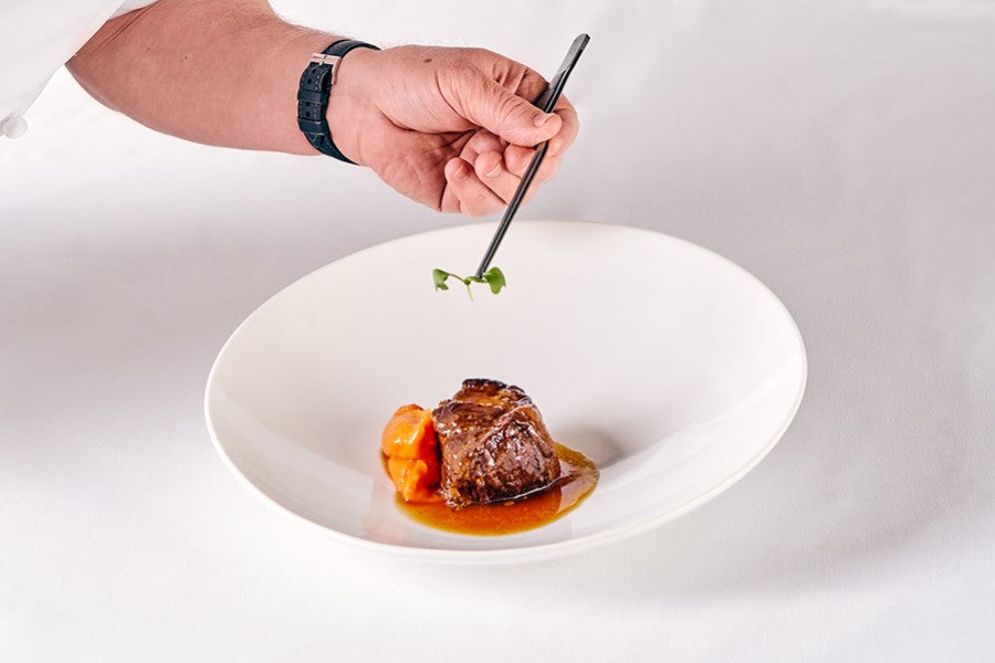 Medallón de cabecero de lomo ibérico en salsa de vino tinto y puré de boniato