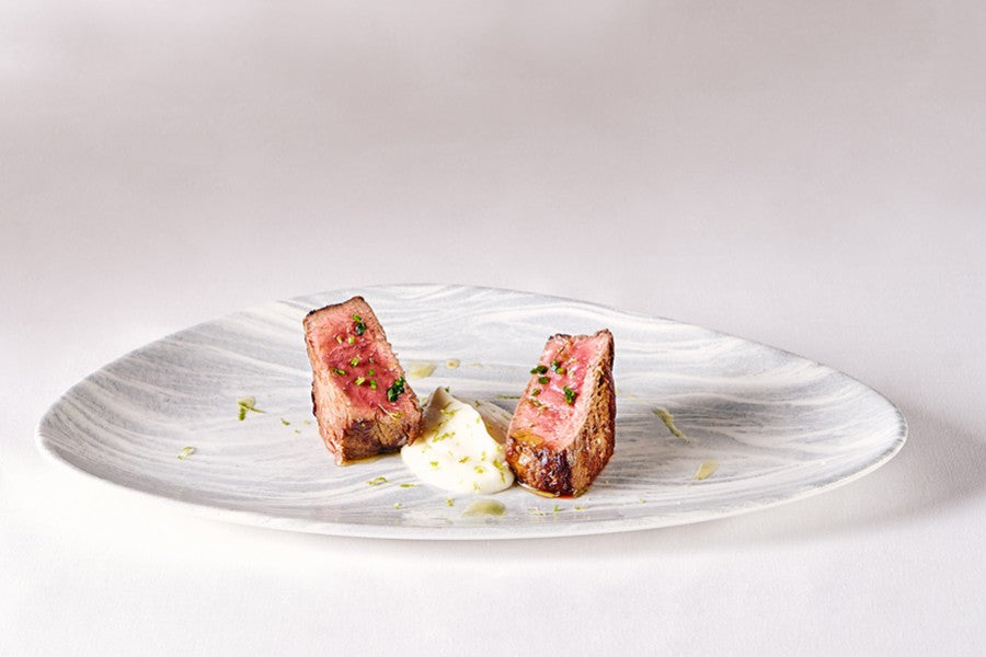 Láminas de presa ibérica Aljomar en adobo con puré de coliflor