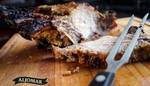 Carré de cerdo ibérico marinado a las hierbas con parmentier de maíz y mermelada de arándanos