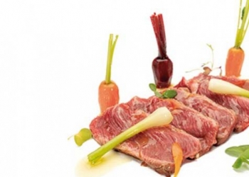 Ensalada de Presa Ibérica de Bellota con curry rojo y verduras encurtidas