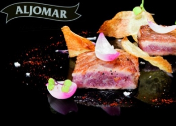 Secreto Ibérico con curry rojo, cebolletas en vinagre y chips de patata