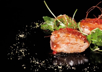 Pluma Ibérica con salsa de chiles y ensalada de rúcula con pistachos