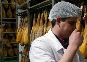 Sergio, maestro jamonero en la bodega Aljomar