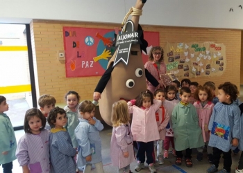 Nuestra mascota cautiva a los niños del colegio La Ladera de Carbajosa