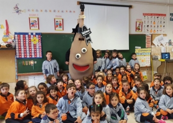 Nuestra mascota visita a los niños del colegio Las Siervas de San José