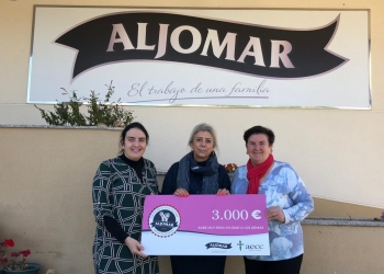 La AECC recibe de Aljomar otro cheque solidario para investigación