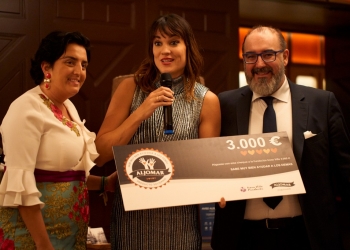Aljomar entrega un cheque solidario de 3.000 euros a la Fundación de Irene Villa