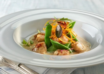 Scallops with cream of Aljomar pancetta and artichokes