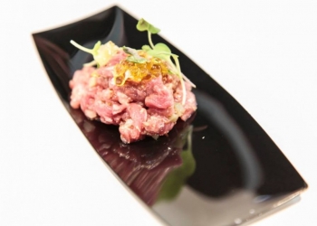 Steak tartare de Pluma ibérica con helado de mostaza