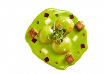 Yema de huevo de corral bañada con carbonara de hierbas y torrezno de papada 