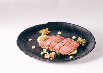 Tataki de lomo Aljomar con pico de gallo y guaconesa