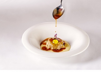 Ravioli de Carrillera Ibérica Aljomar al Palo Cortado sobre cremoso de patata