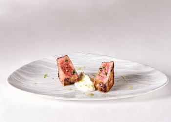 Láminas de presa ibérica Aljomar en adobo con puré de coliflor