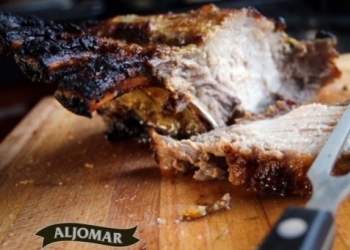 Carré de cerdo ibérico marinado a las hierbas con parmentier de maíz y mermelada